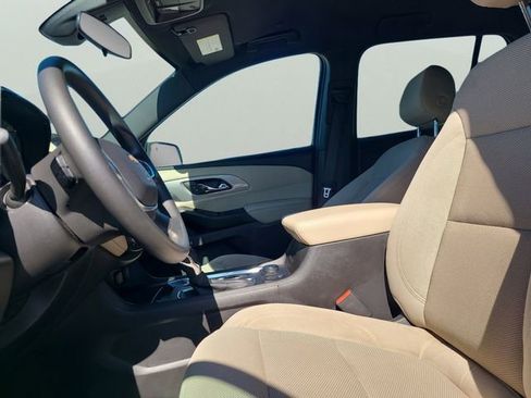 Used 2023 Chevrolet Traverse LS FWD image 18