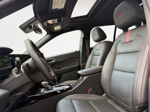 Used 2025 Chevrolet Trax RS w/ Sunroof Package FWD image 5