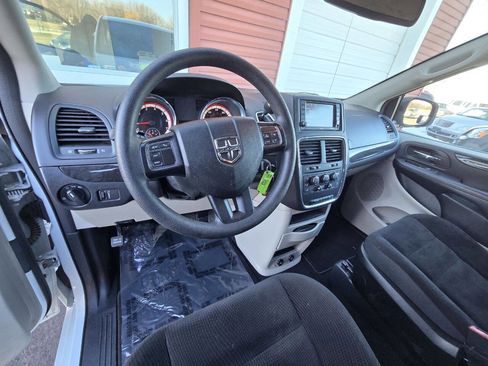 Used 2018 Dodge Grand Caravan SE w/ UConnect Hands-Free Group image 14