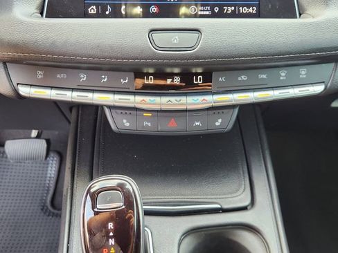 Used 2022 Cadillac XT4 Luxury w/ Cold Weather Package FWD image 18