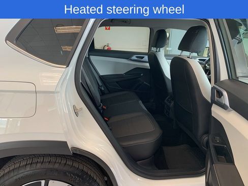 Used 2025 Volkswagen Taos SE AWD/4WD image 16