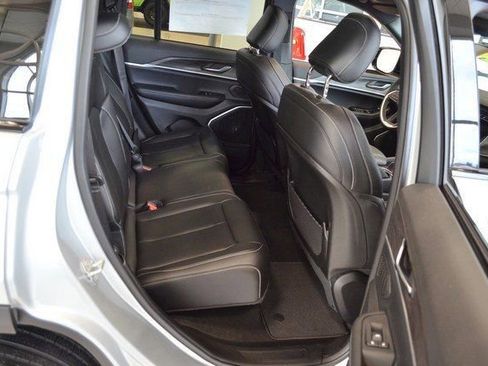 New 2025 Jeep Grand Cherokee Limited w/ Black Appearance Package image 32