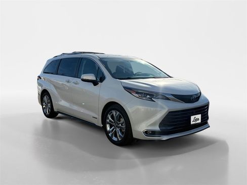 Used 2021 Toyota Sienna Platinum image 2