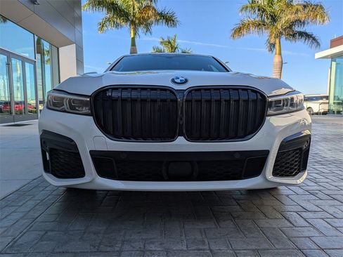Used 2022 BMW 750i xDrive w/ Luxury Rear Seating Package image 9
