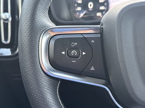 Used 2021 Volvo XC40 T5 R-Design w/ Advanced Package AWD/4WD image 21