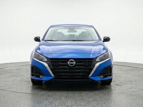 Used 2025 Nissan Altima 2.5 SV image 2