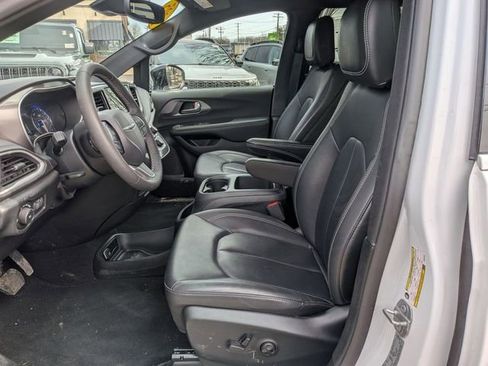 Certified 2025 Chrysler Pacifica Select image 9