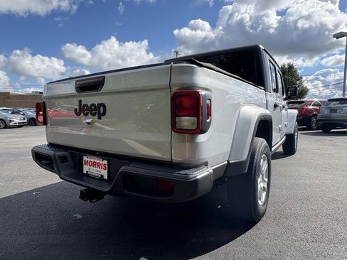 Used 2022 Jeep Gladiator Sport image 7