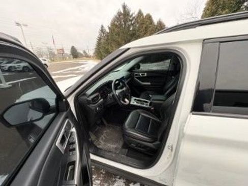 Used 2021 Ford Explorer XLT w/ Equipment Group 202A image 3