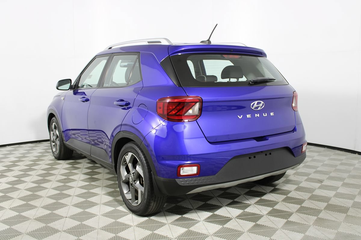Used 2023 Hyundai Venue Limited FWD image 4