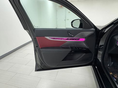 Used 2025 BMW 740i xDrive image 9