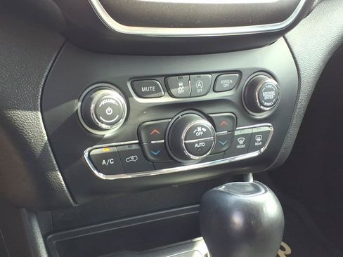 Used 2019 Jeep Cherokee Trailhawk w/ Cold Weather Group AWD/4WD image 21