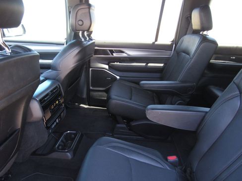 Used 2025 Jeep Wagoneer Series II AWD/4WD image 14