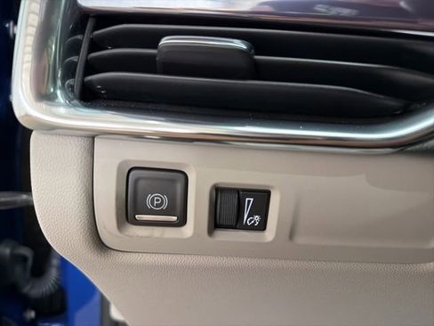 Certified 2023 Cadillac XT4 Luxury w/ Cold Weather Package image 14