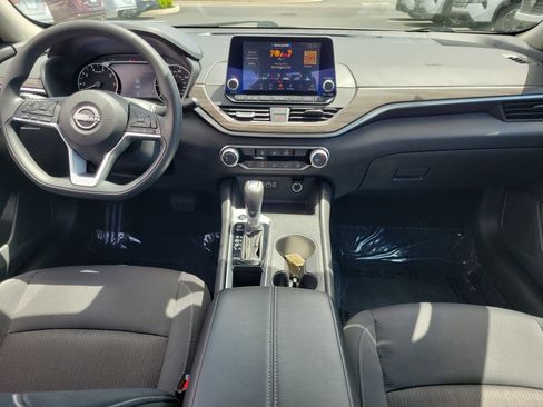 Used 2025 Nissan Altima 2.5 SV FWD image 9