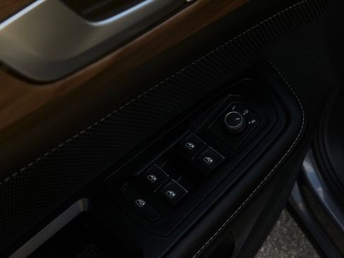 Used 2025 Volkswagen Atlas SE image 12