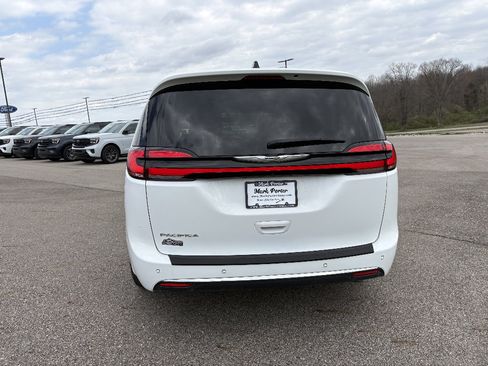 Used 2024 Chrysler Pacifica Touring-L FWD image 4