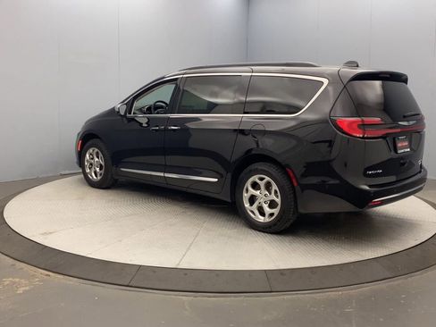 Used 2022 Chrysler Pacifica Limited w/ Uconnect Theater Family Group AWD/4WD image 3