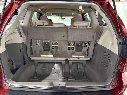 Used 2017 Toyota Sienna XLE Premium image 24