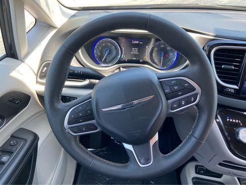 Used 2024 Chrysler Pacifica Touring-L FWD image 24