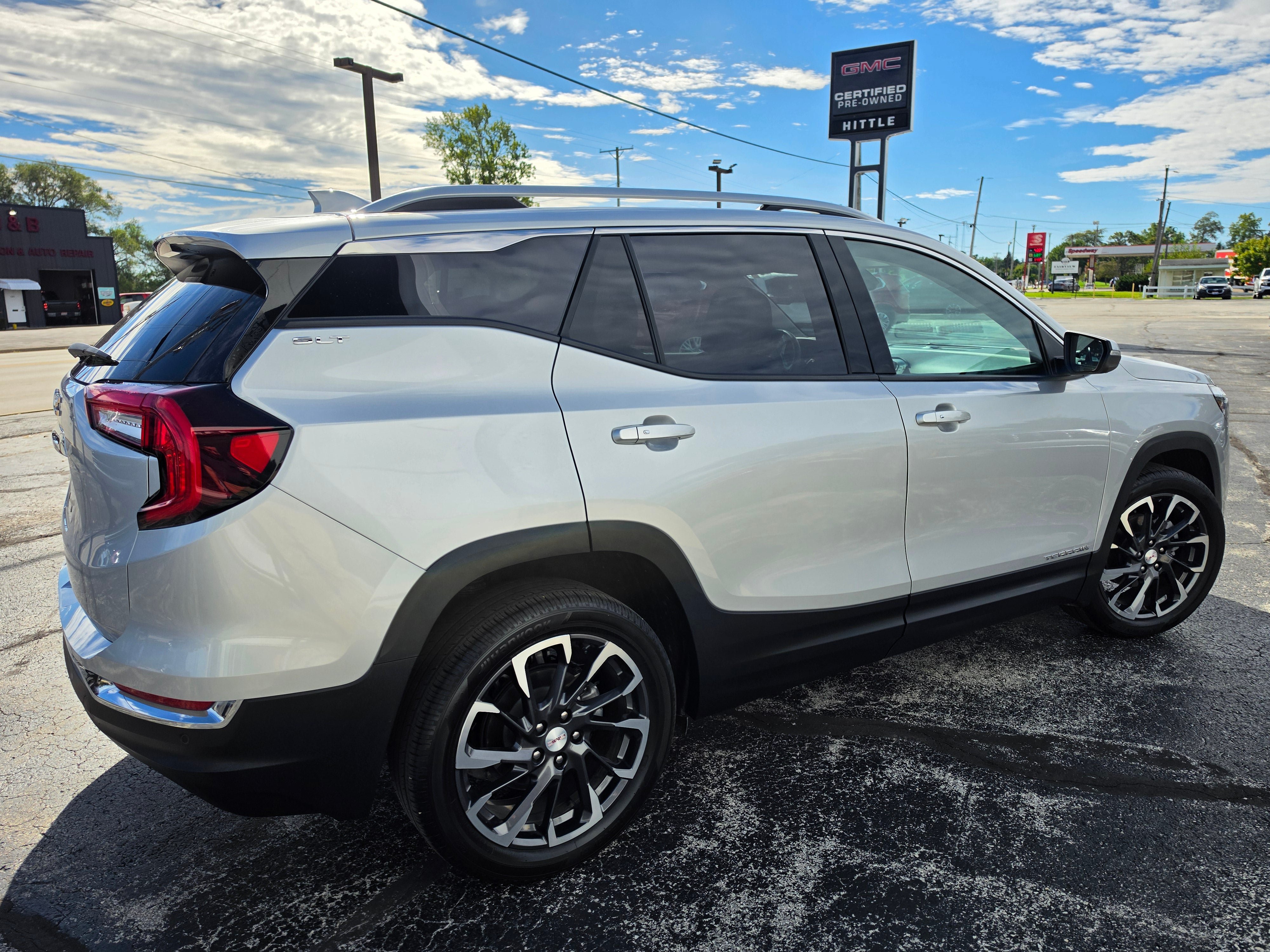 Used 2022 GMC Terrain SLT w/ Tech Package FWD image 4