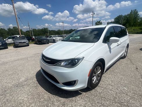 Used 2018 Chrysler Pacifica Touring-L Plus FWD image 2
