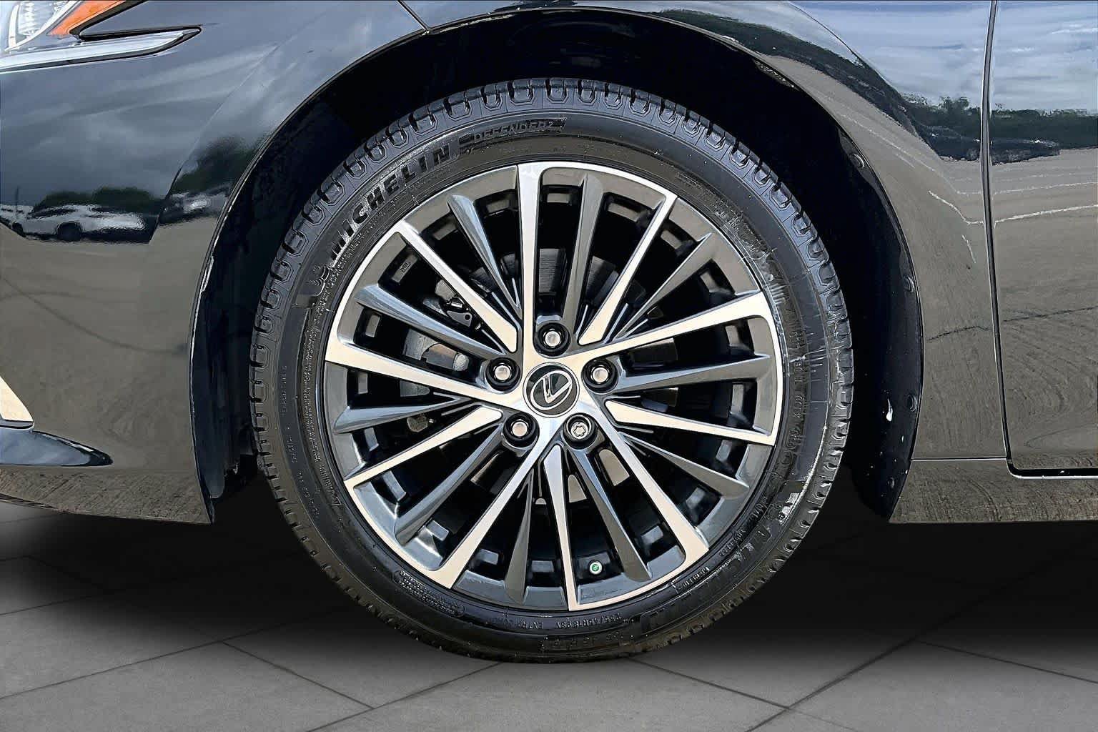 Certified 2023 Lexus ES 350 w/ Premium Package FWD image 11