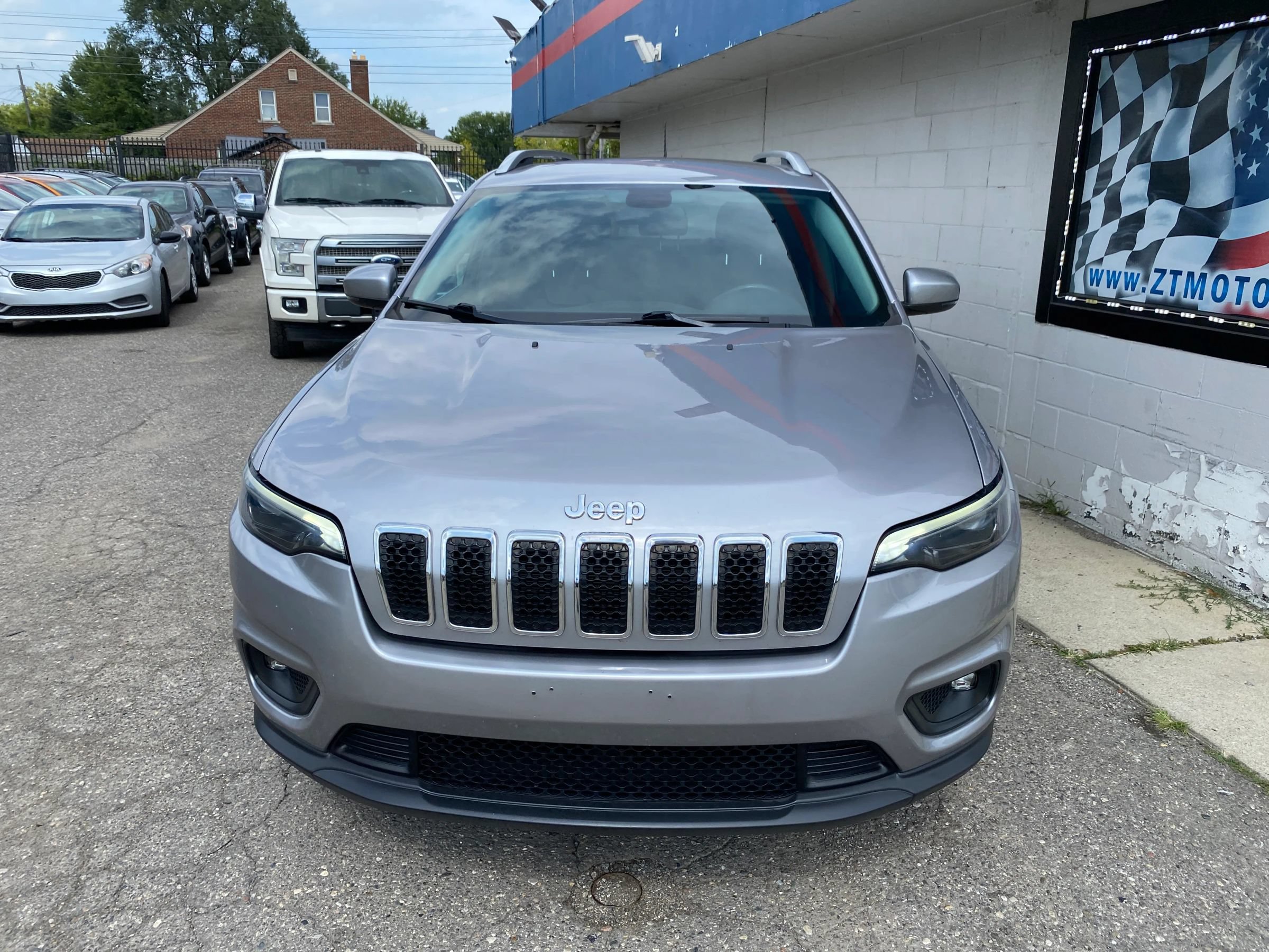 Used 2019 Jeep Cherokee Latitude Plus w/ Cold Weather Group AWD/4WD image 5