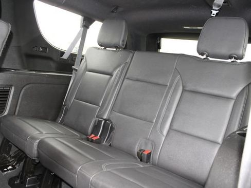 Used 2024 Chevrolet Suburban LT RWD image 38