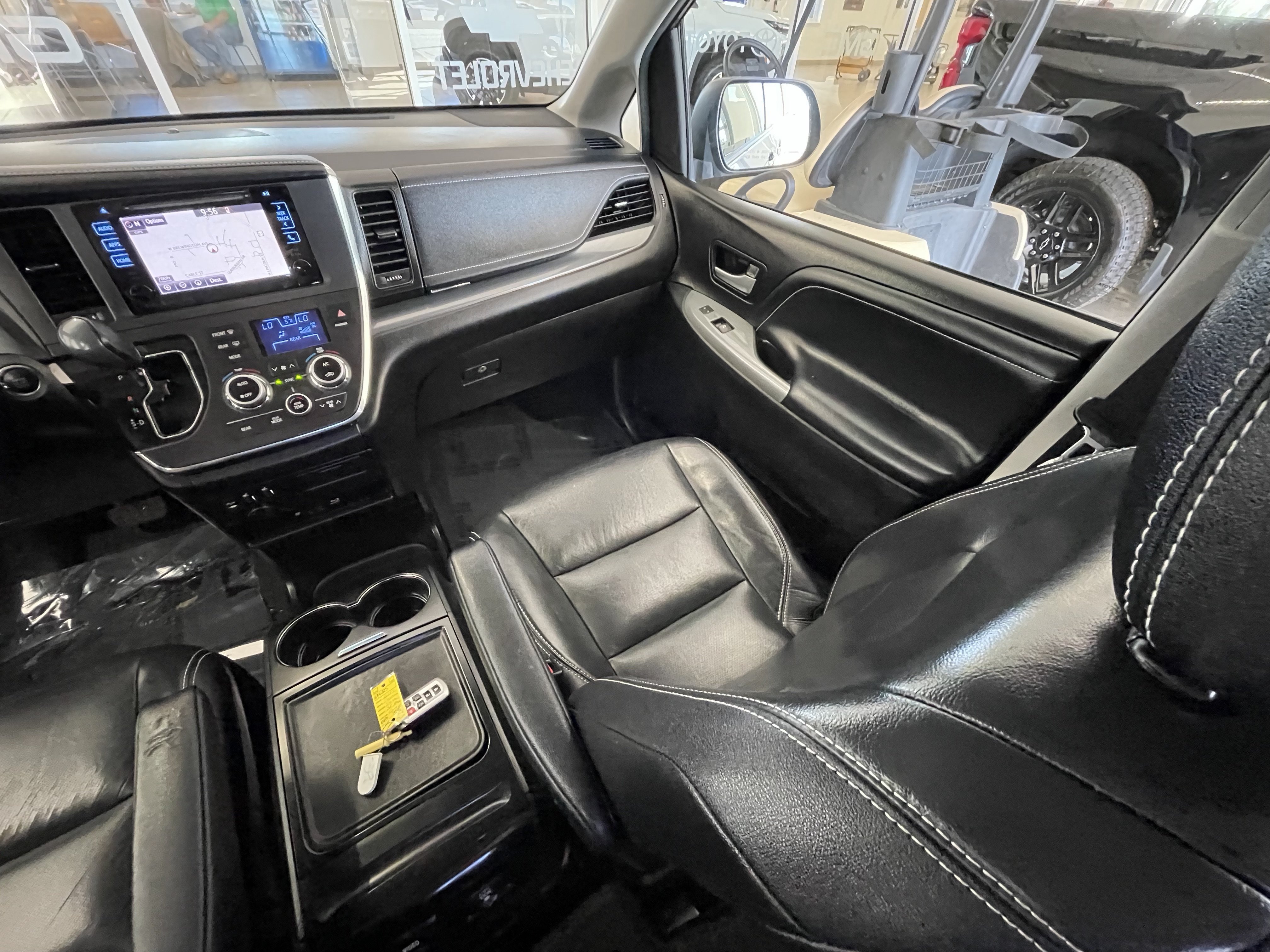 Used 2017 Toyota Sienna SE Premium FWD image 30