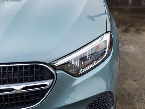 Used 2025 Mercedes-Benz GLC 350e 4MATIC image 16