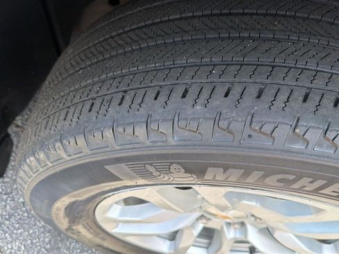 Used 2024 Chevrolet Suburban LT RWD image 44