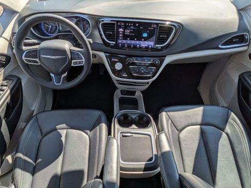 Used 2024 Chrysler Pacifica Touring-L image 26