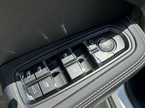 Certified 2025 Porsche Macan AWD/4WD image 20