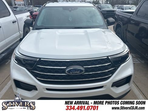 Used 2022 Ford Explorer XLT image 3