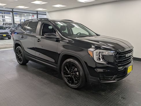 Used 2023 GMC Terrain SLE w/ Driver Convenience Package image 3