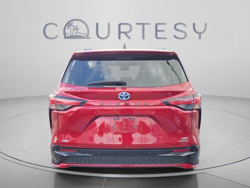 Certified 2021 Toyota Sienna XSE AWD/4WD image 2