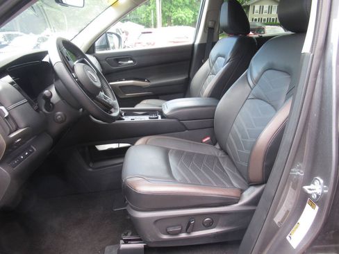 Used 2025 Nissan Pathfinder Platinum AWD/4WD image 20