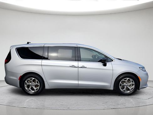 Used 2024 Chrysler Pacifica Limited FWD image 6