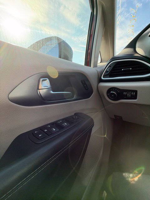 Used 2023 Chrysler Pacifica Touring-L FWD image 20