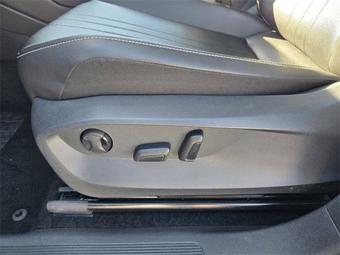 Used 2024 Volkswagen Tiguan SE image 18