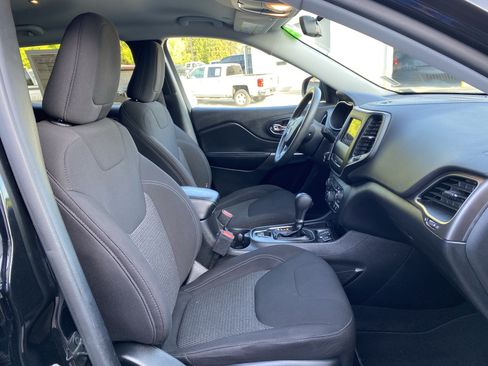 Used 2020 Jeep Cherokee Latitude FWD image 32