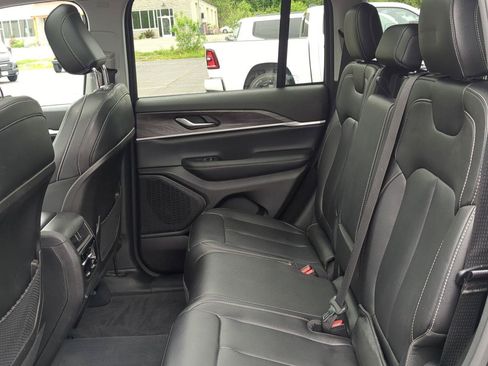 Used 2023 Jeep Grand Cherokee Limited AWD/4WD image 9