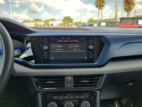 Used 2023 Volkswagen Taos SE w/ Panoramic Sunroof Package FWD image 19