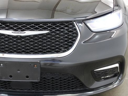 Used 2023 Chrysler Pacifica Touring-L FWD image 8