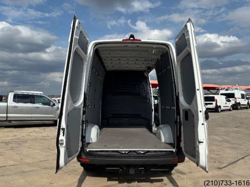 Used 2025 Mercedes-Benz Sprinter 2500 image 23