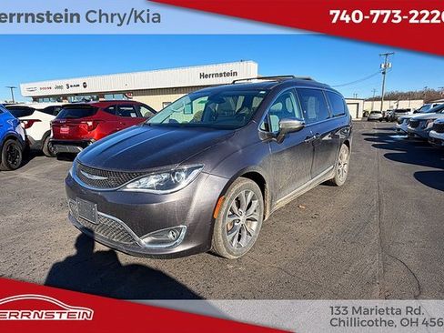 Used 2018 Chrysler Pacifica Limited w/ Tire & Wheel Group image 4