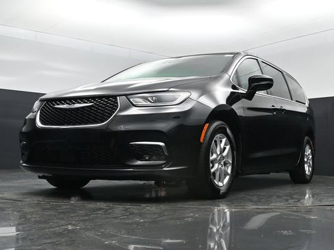 Used 2024 Chrysler Pacifica Touring-L FWD image 47