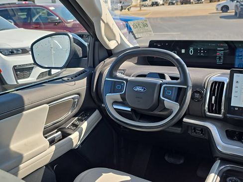Used 2025 Ford Expedition Platinum w/ Driver's Package AWD/4WD image 15