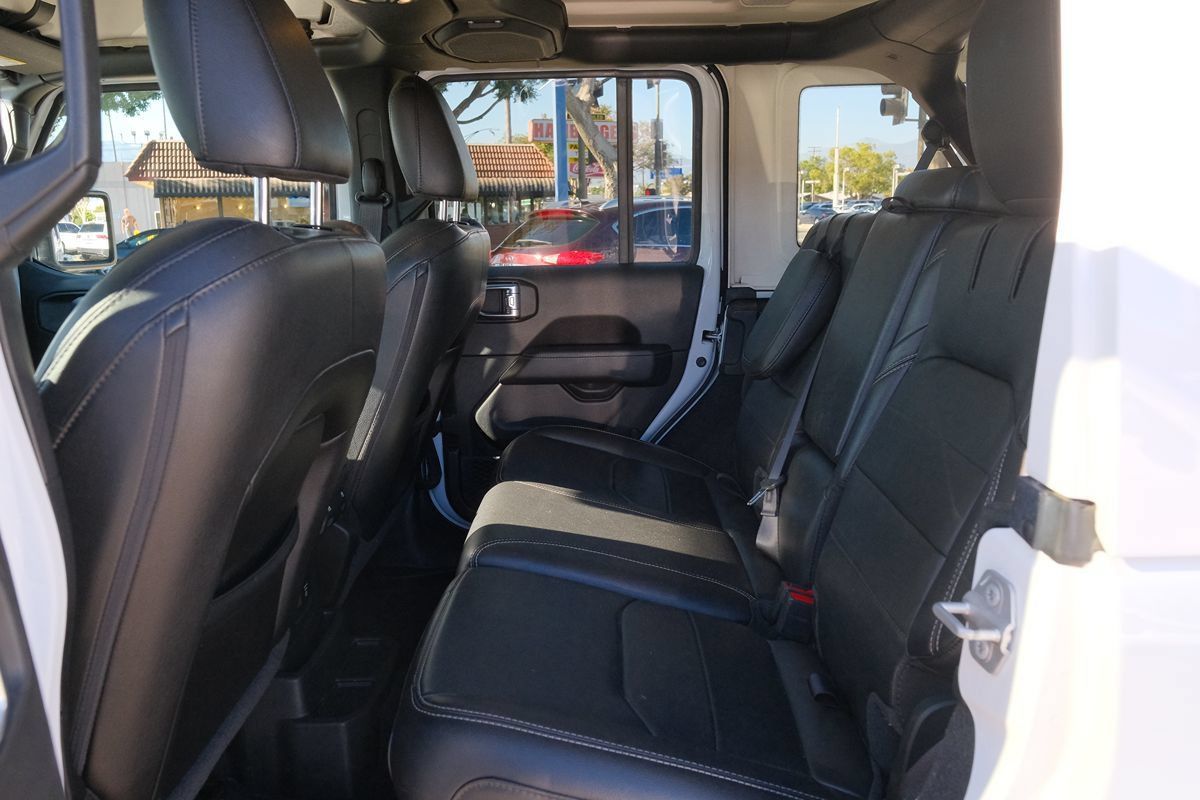 Used 2022 Jeep Wrangler Unlimited Sahara w/ Cold Weather Group AWD/4WD image 31